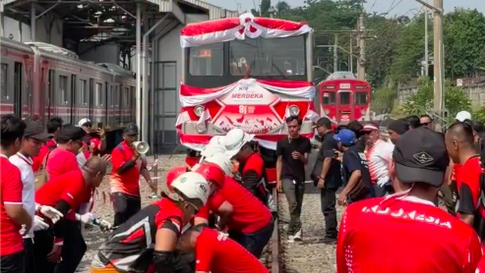 Peringatan HUT ke-81 kemerdekaan RI turut dirayakan KAI Commuter Indonesia (KCI). Salah satu lomba yang digelar ialah lomba tarik kereta rel listrik (KRL). (Dok. IG @lifeatkaicommuter)