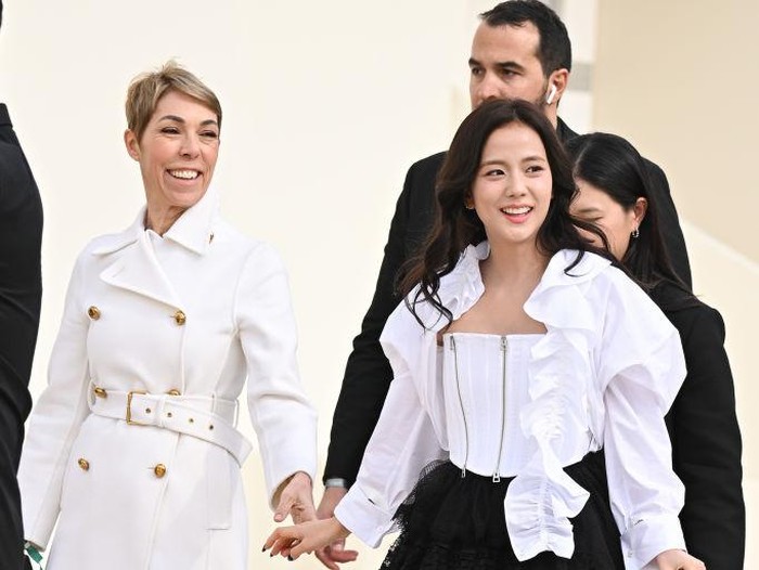 PARIS, FRANCE - MARCH 04: (EDITORIAL USE ONLY - For Non-Editorial use please seek approval from Fashion House) Mathilde Favier and Jisoo attend the Christian Dior Womenswear Fall/Winter 2025-2026 show as part of Paris Fashion Week  at Jardin des Tuileries on March 04, 2025 in Paris, France. (Photo by Stephane Cardinale - Corbis/Corbis via Getty Images)