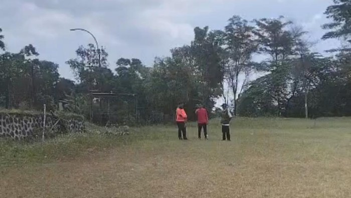 Petugas BPBD Pasuruan bersiap mendirikan posko penanganan kebakaran hutan dan lahan di Gunung Arjuno-Welirang.