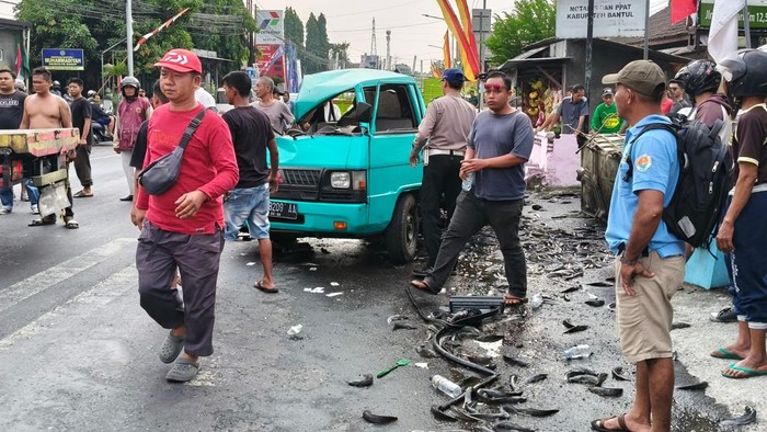 Petugas saat mendatangi lokasi kecelakaan di Jalan Wonosari Km. 12, Payak, Srimulyo, Piyungan, Bantul, Selasa (18/8/2026).