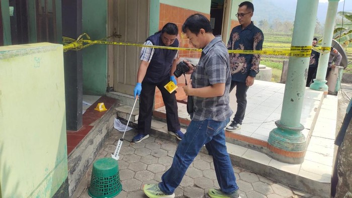 Petugas saat mendatangi lokasi MI Yappi di Natah, Nglipar, Gunungkidul yang diduga dibakar oleh orang tidak dikenal, Rabu (19/8/2026).