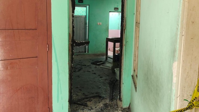 Petugas saat mendatangi lokasi MI Yappi di Natah, Nglipar, Gunungkidul yang diduga dibakar oleh orang tidak dikenal, Rabu (19/8/2026).