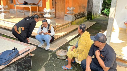 Petugas Sensus Ekonomi 2026 tengah mendata warga pelaku usaha di Kecamatan Banjarangkan, Klungkung, Bali. (Foto: Dok. BPS Klungkung)