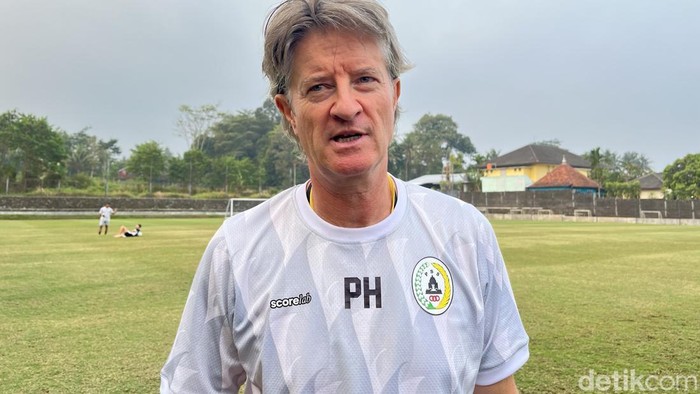 Pelatih PSS Sleman, Pieter Huistra di Lapangan Pakembinangun, Sleman, Rabu (19/8/2026)