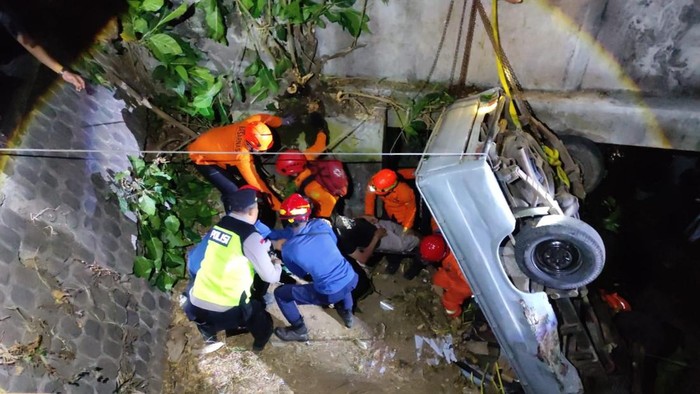 Pikap muat rak KDMP terjun ke sungai di Gandusari, Trenggalek