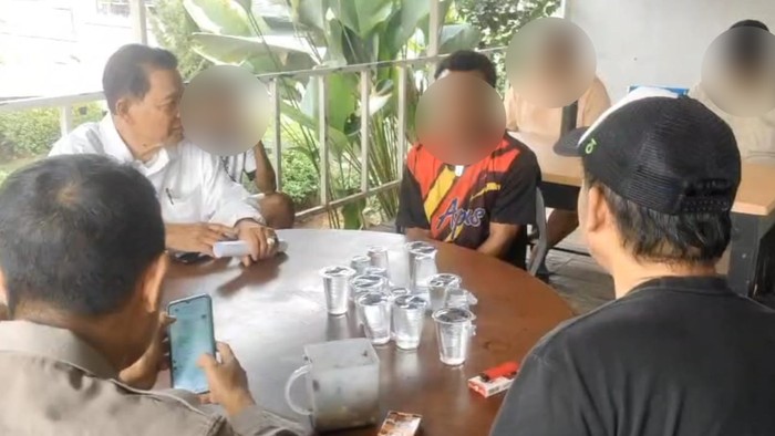 Polisi amankan pria yang bugil dan memukuli pengendara motor di Lenteng Agung, Rabu (19/8/2026).