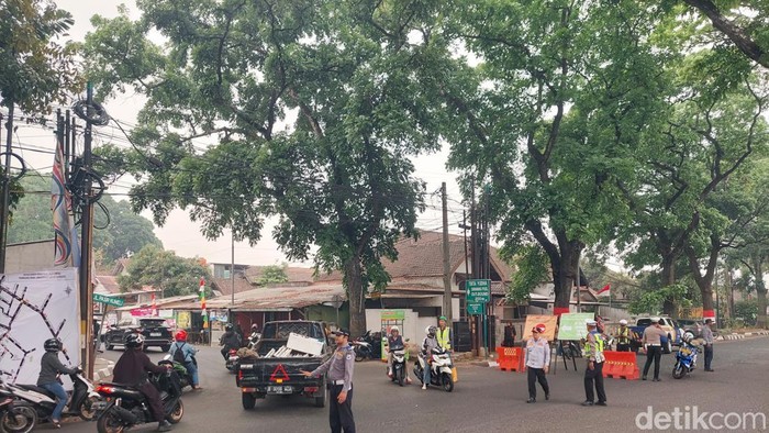 polisi dan dishub berlakukan rekayasa di Jalan Gatot Subroto