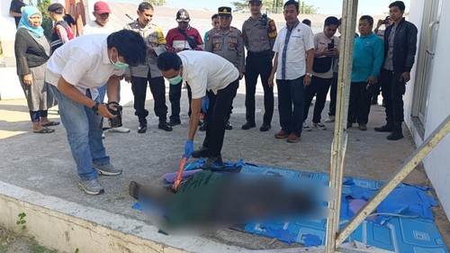 Polisi melakukan identifikasi pria tewas di  kawasan Taman Teras Udayana, Mataram, NTB, Rabu (19/8/2026). (Dok. Polsek Ampenan)