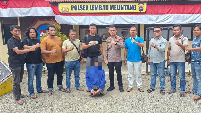 Polisi menangkap pelaku percobaan perampokan yang membacok korban seorang bidan di Rokan Hilir, Riau, Senin (17/8/2026).