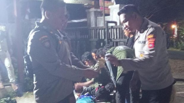 Polisi menemukan pendaki membawa bunga edelweis yang dipetik dari Gunung Tambora, NTB, Selasa (18/8/2026) malam. (Dok. Polsek Tambora)