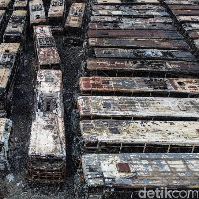 Potret 50 Bus Tak Layak Jalan Ludes Terbakar di Bekasi