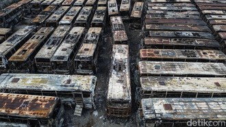 Potret 50 Bus Tak Layak Jalan Ludes Terbakar di Bekasi