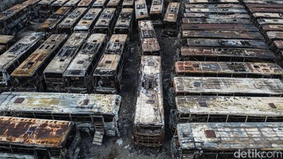 Potret 50 Bus Tak Laik Jalan Ludes Terbakar di Bekasi