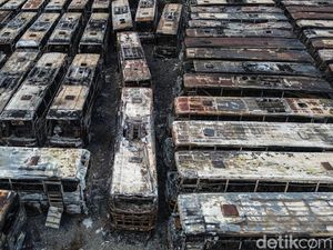 Potret 50 Bus Tak Laik Jalan Ludes Terbakar di Bekasi