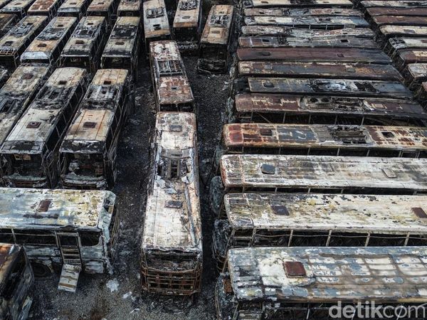 Potret 50 Bus Tak Laik Jalan Ludes Terbakar di Bekasi