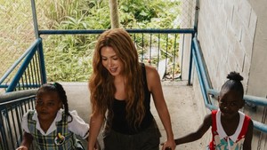 Itulah sebabnya saya dengan bangga mengumumkan bahwa FIFA Global Citizen Education Fund mengalokasikan dana sebesar $500.000 atau sekitar Rp 15,7 miliar bekerja sama erat dengan Pies Descalzos, untuk mendukung anak-anak kembali bersekolah, tulis Shakira. Foto: Shakira/ Instagram