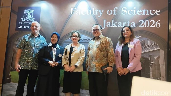 Pro-Vice Chancellor Global Unimelb Prof Frank Vetere, Dekan Fakultas Teknologi Pertanian UGM Prof Eni Harmayani, Dekan Faculty of Science Unimelb Prof Moira OBryan, Dekan Fakultas Ekonomi dan Manajemen IPB Prof Irfan Syauqi Beik, dan Director of Graduate Research, School of Food and Ecosystem Sciences Unimeb Assoc Prof Dorin Gupta.