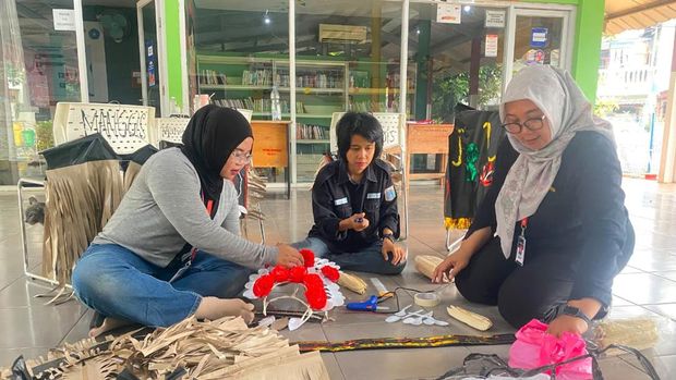 Proses daur ulang sampah jadi busana untuk lomba fashion show di Jakbar (Shonya/detikcom)