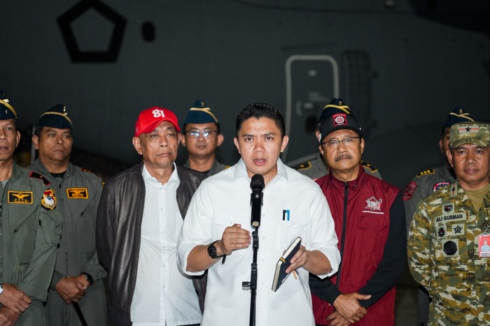 Pukul 04.00, Seskab Teddy & Mensos Berangkatkan 5 Pesawat Bawa 65 Ton Bantuan ke NTT