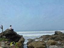 Tangis Ratna di Pantai Karangnaya Menanti Kepulangan Putra Bungsu