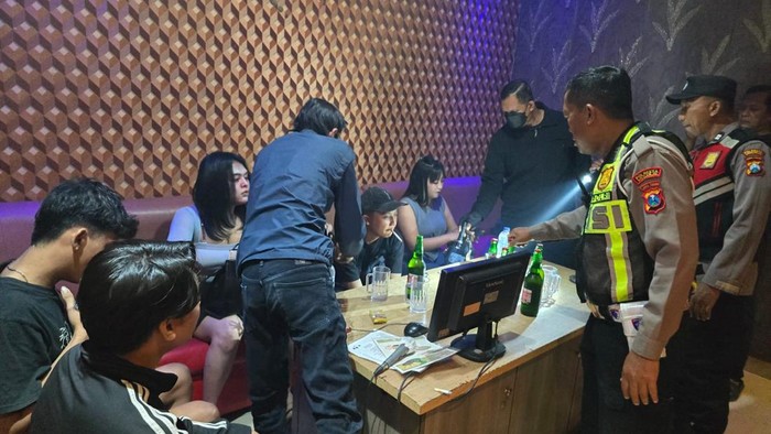 Razia miras di tempat karaoke yang ada di Sidoarjo. Polisi mengamankan puluhan botol miras berbagai merek.