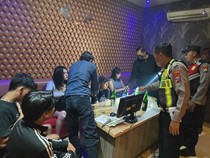 Puluhan Botol Miras Diamankan Hasil Razia di Tempat Karaoke Sidoarjo