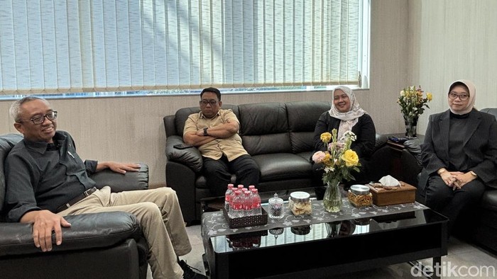 Rektor Untag Surabaya Harjo Saputro (pria kemeja hitam)