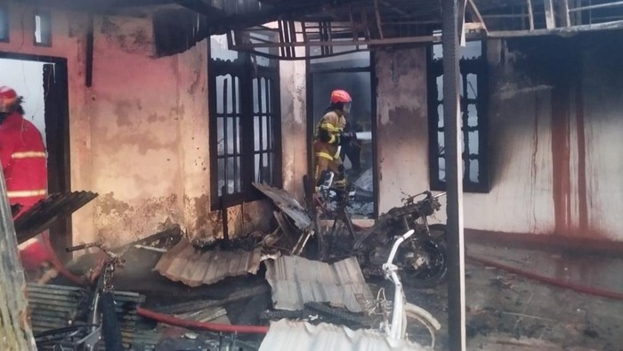 Rumah di Desa Pasir Panjang Kotawaringin Barat terbakar saat subuh, Rabu (19/8/2026). (dok Damkar Kobar)