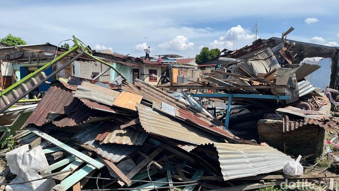 Rumah Nek Mina yang hancur diterjang angin puting beliung. (Finta Rahyuni/detikSumut)