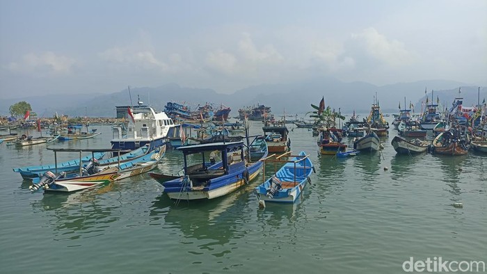Sejumlah kapal nelayan bersandar di Pelabuhan Popoh, Desa Besole, Kecamatan Besuki, Tulungagung