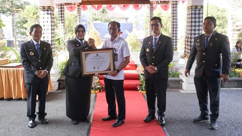 SekdaJembranaI Made Budiasasaat menerima penghargaan Indeks Reformasi Hukum (IRH) Tahun 2026 di halaman Kantor Wilayah Kementerian Hukum Bali, Rabu (19/8/2026). (Foto: Dok. Pemkab Jembrana)