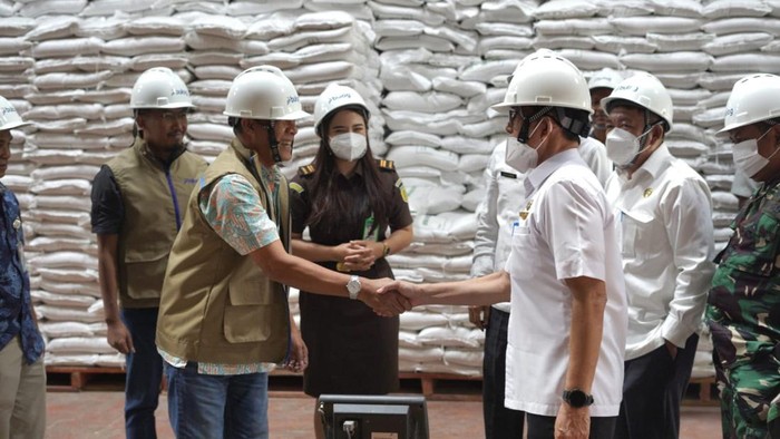 Sekretaris Daerah Kabupaten Subang, Asep Nuroni, di Gudang Bulog, Karanganyar, Subang, pada Rabu (19/08/2026)