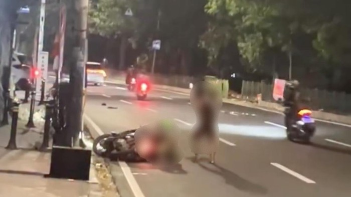 Seorang pria tanpa busana memukuli pengendara motor yang melintas di Lenteng Agung, Jagakarsa, Jaksel. Saat kejadian, suasana di lokasi sangat mencekam. (dok IG @bimoo_saktii)