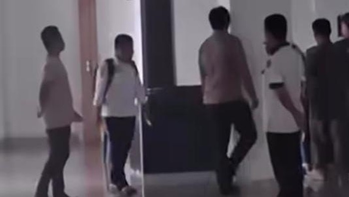 Seorang pria yang diduga orang dengan gangguan jiwa (ODGJ) mengamuk di kantor DPRD Palopo, Sulawesi Selatan (Sulsel).