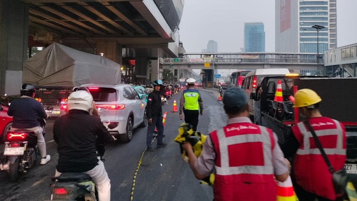 Separator jalur bus TransJakarta di Jalan Gatot Subroto, Jakarta dicabut sementara selama berlangsungnya perbaikan jalan dan trotoar. (dok Dishub DKI)