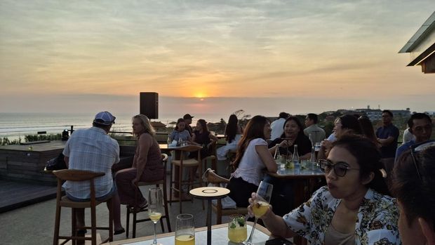 Sin Bar di restoran Heven & Sin, tempat pengunjung menikmati sajian sambil bersantai dan berbincang di Canggu, Kuta Utara, Badung, Selasa (18/8/2026). (Fabiola Dianira/detikBali)