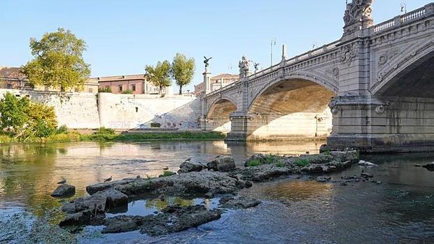 Sisa jembatan Romawi Kuno yang terungkap saat Sungai Tiber di Roma menyusut