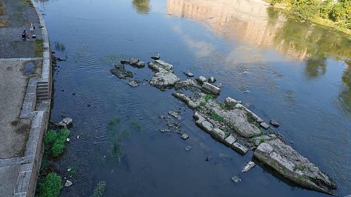 Sisa jembatan Romawi Kuno yang terungkap saat Sungai Tiber di Roma menyusut
