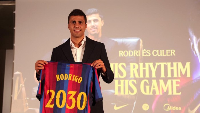 Soccer Football - Barcelona unveil Rodri - Spotify Camp Nou, Barcelona, Spain - August 18, 2026 New FC Barcelona player, Rodri poses with a shirt during the presentation REUTERS/Bruna Casas