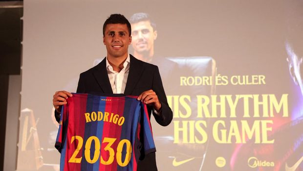 SOCCER-SPAIN-BAR/RODRI Soccer Football - Barcelona unveil Rodri - Spotify Camp Nou, Barcelona, Spain - August 18, 2026 New FC Barcelona player, Rodri poses with a shirt during the presentation REUTERS/Bruna Casas