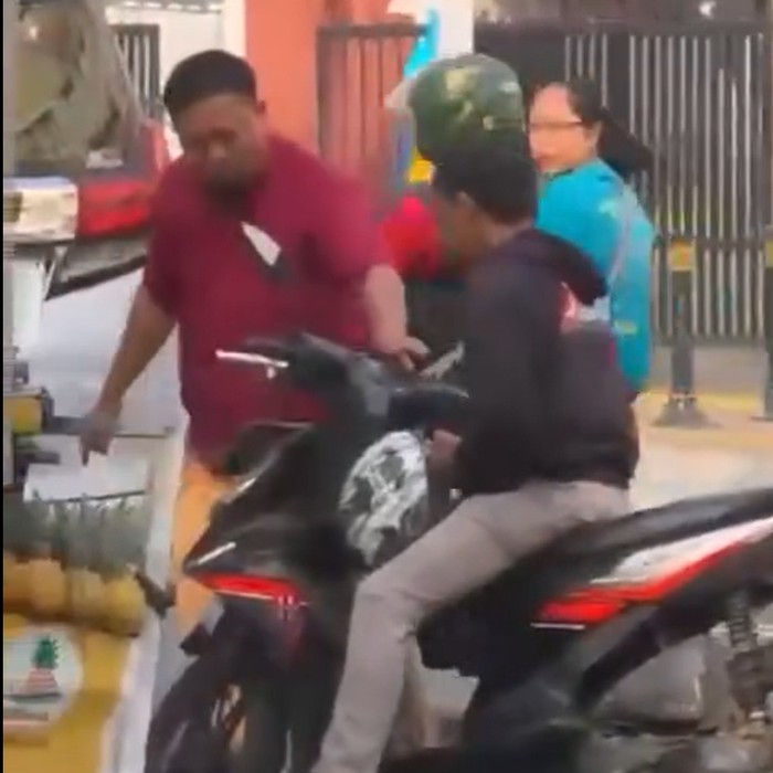 Sopir Alphard Pukul Motor Ojol Pakai Batu