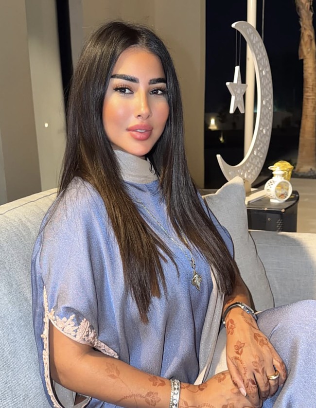 Soukaina kemudian ditangkap pada Rabu (12/8/2026) di Bandara Internasional Mohammed V, Casablanca. Ia disebut tengah bersiap meninggalkan Maroko ketika dihentikan oleh polisi. Namun, sang influencer membantah video tersebut merupakan rekaman asli. Sebelum penangkapannya, Soukaina mengklaim video yang beredar telah dimanipulasi menggunakan teknologi AI. Foto: dok. Instagram glamour_by_soukaina