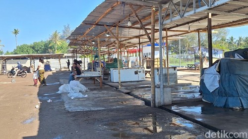 Suasana lapak pasar ikan Bintaro di Ampenan, Kota Mataram