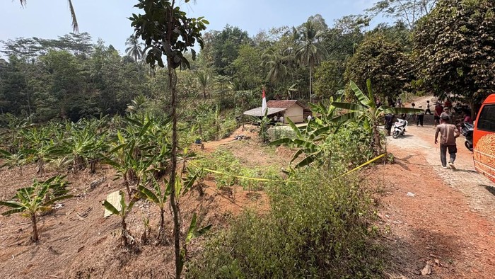 Suasana lokasi kejadian pembunuhan di Kampung Ciaren, Desa Karangjaya, Kecamatan Karangjaya, Kabupaten Tasikmalaya.