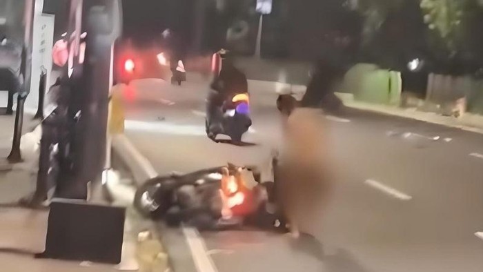 Tangkapan layar seorang pria tanpa busana di Jalan Raya Lenteng Agung, Jagakarsa, Jakarta Selatan, yang diduga orang dengan gangguan jiwa (ODGJ), Rabu (19/8/2026). ANTARA/HO-Instagram/@drama.ibukota/Luthfia Miranda Putri.