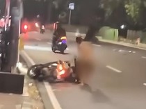 Heboh Pria Bugil Ngamuk Pukuli Pengendara Motor, Pelaku Ditangkap Polisi