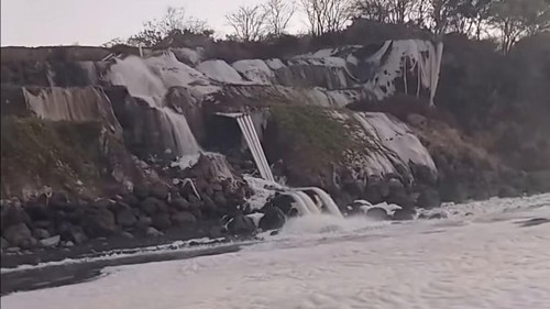 Tangkapan layar video pembuangan limbah tambak udang yang mencemari perairan di Pantai Sambik Elen, Kecamatan Bayan, Lombok Utara, NTB. (Foto: Dok. Istimewa)