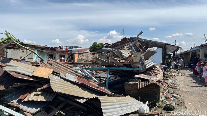 Teks foto: Kondisi rumah warga yang terdampak angin puting beliung. (Foto: Finta Rahyuni/detikSumut)
