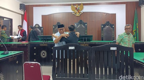 Terdakwa Pung Saifullah Zulkarnaen dan Muhamamd Jan berpelukan seusai divonis bebas di ruang sidang PN Mataram, Rabu (19/8/2026). (Foto: Abdurrasyid Efendi/detikBali)
