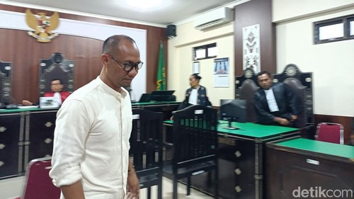 Terdakwa Subhan berjalan keluar dari ruang sidang PN Mataramseusai mendengarkan putusan hakim, Rabu (19/8/2026). (Foto: Abdurrasyid Efendi/detikBali)